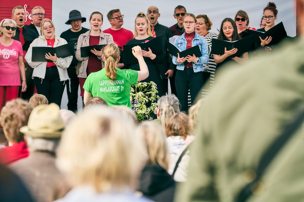 Kuoro ja konserttiyleisö.